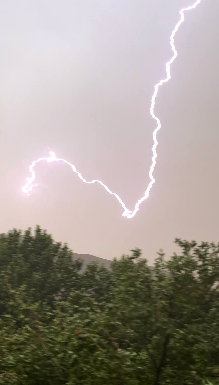 تصویری دیدنی از رعد و برق در تکاب