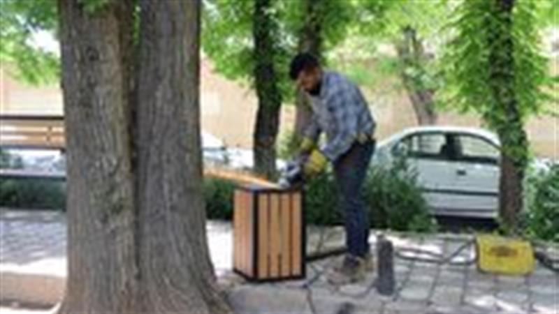 اجرای طرح نوسازی مبلمان شهری در شهرکرد