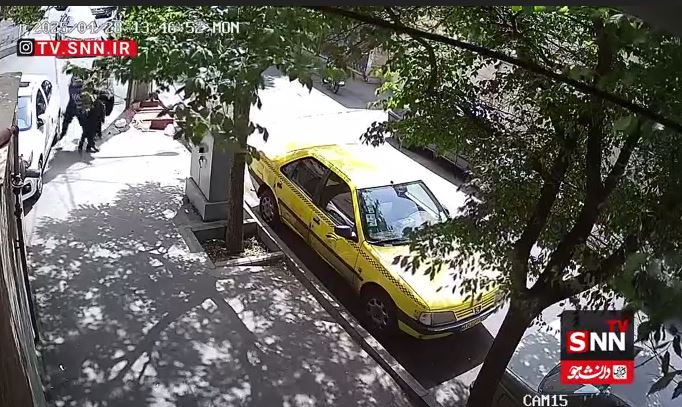 فیلم لحظه حمله زورگیران موتورسوار به مرد بازاری
