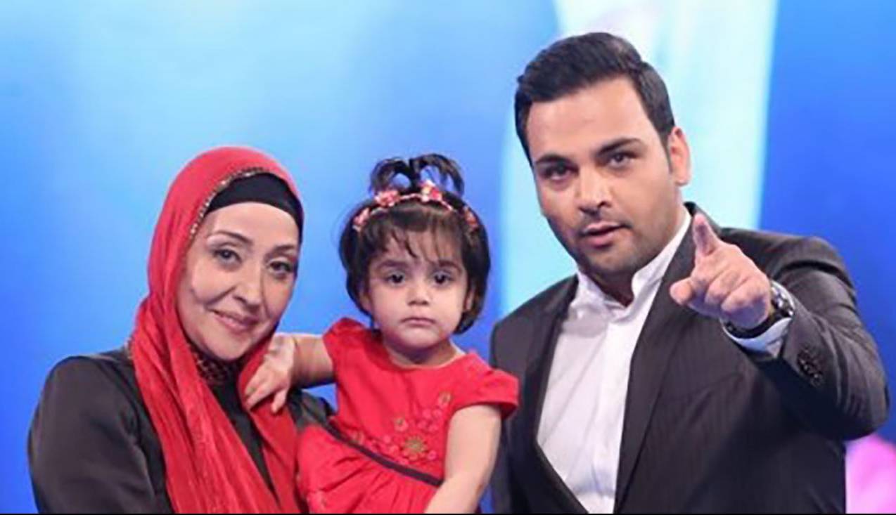 چهره ها/ عکس بازیگر سریال «آوای باران» و دانشجویانش در دانشگاه