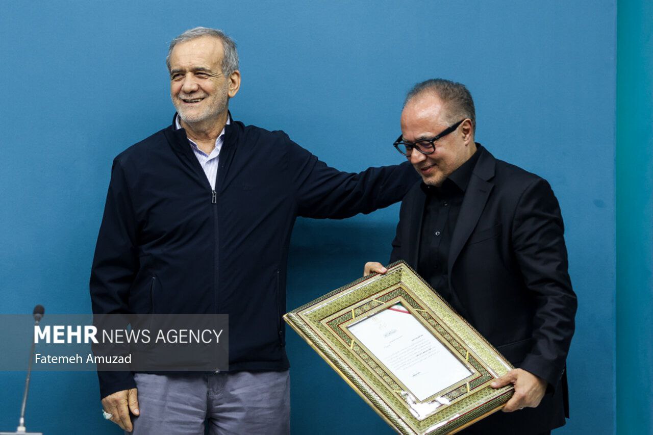 عکس/ خداحافظی با معاون پارلمانی حاشیه‌ساز رییس جمهور