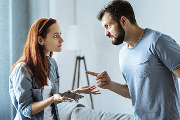 به جای سرزنش و سرکوفت همسر، به او برای پذیرش آسیب کمک کنید