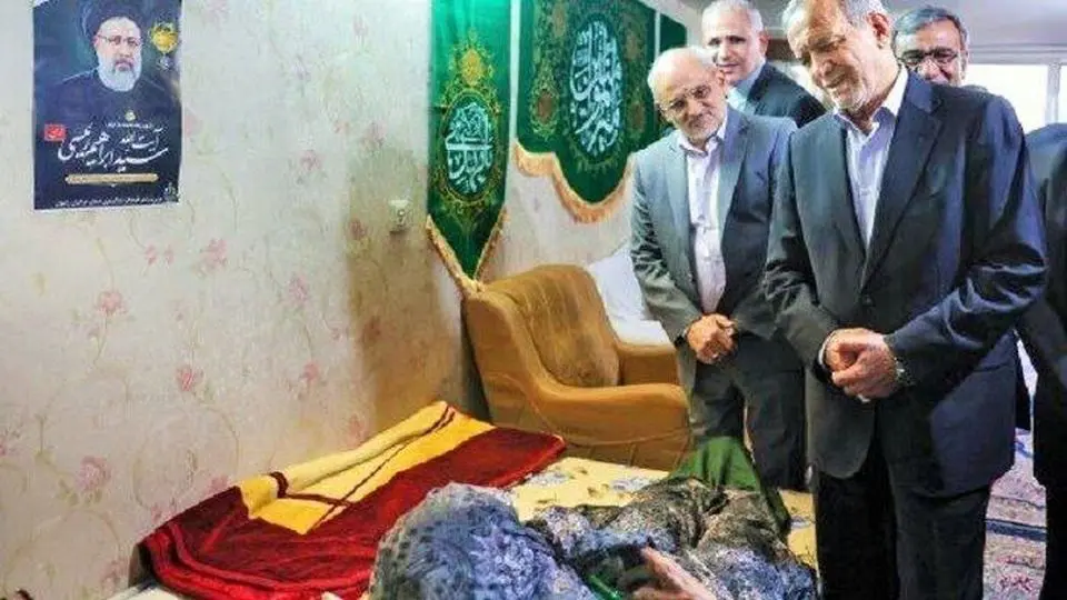 مادر شهید رئیسی خطاب به پزشکیان: سوار هلیکوپتر نشو!