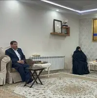 حضور مشاور و دستیار رهبر انقلاب در منزل شهید رئیسی