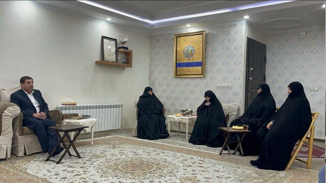 حضور مشاور و دستیار رهبر انقلاب در منزل شهید رئیسی