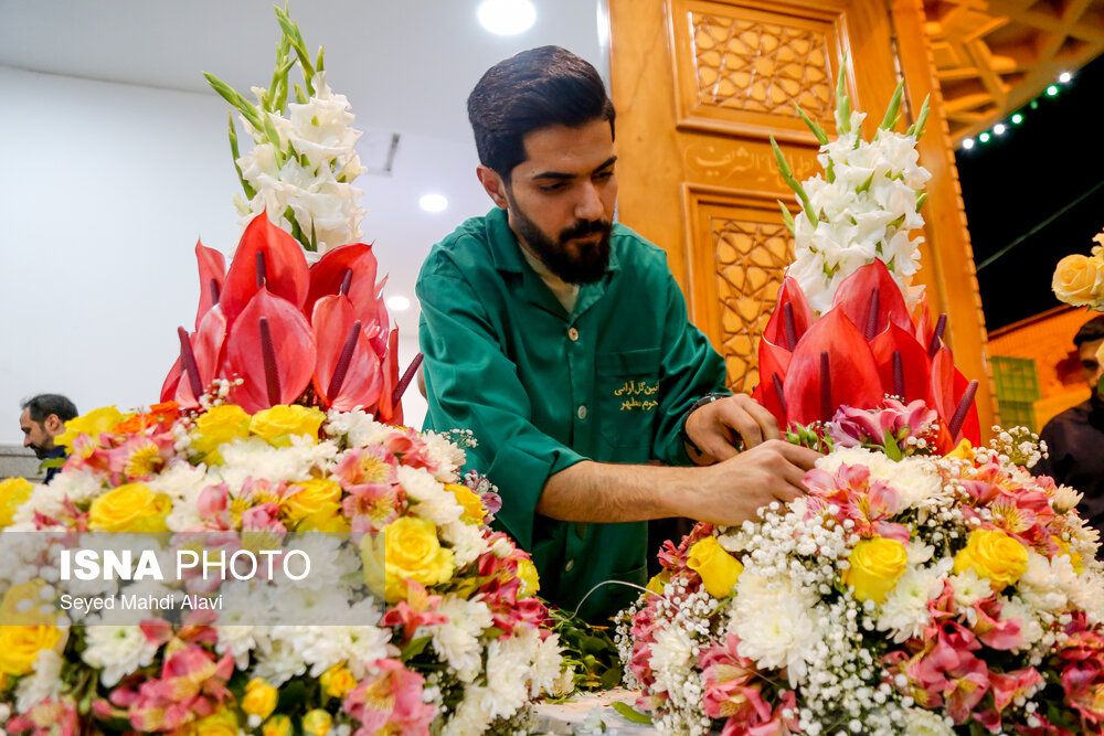 عکس/ گل آرایی ضریح حضرت معصومه (س) به مناسبت ولادت امام رضا(ع)