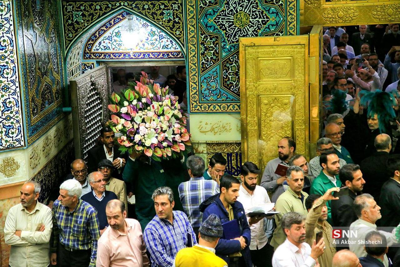 عکس/ گل آرایی ضریح مطهر امام رضا (ع) در آستانه روز ولادت با سعادت ایشان 
