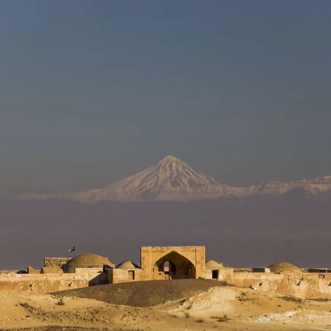 قله دماوند و کاروانسرای قصر بهرام در یک قاب از پارک ملی کویر