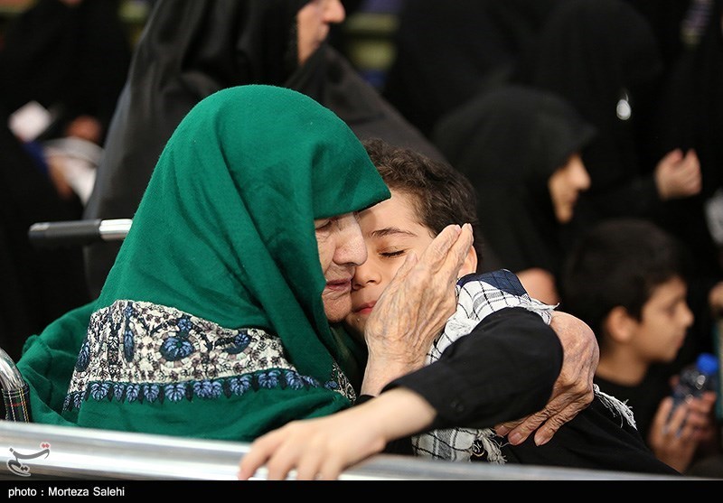 عکس/ حال مادر شهید جمهور در گرامیداشت شهدای خدمت