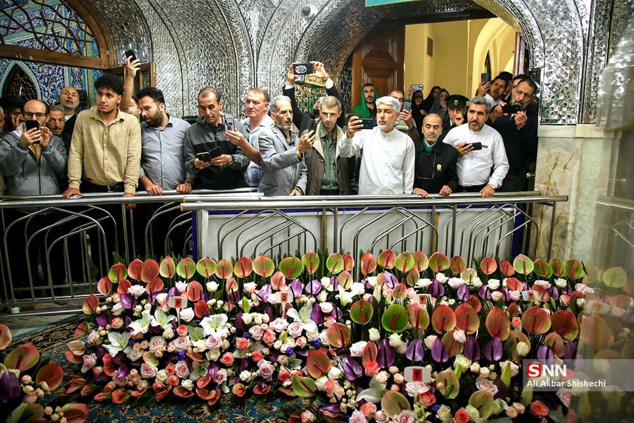 عکس/ گل آرایی ضریح مطهر امام رضا (ع) در آستانه روز ولادت با سعادت ایشان 