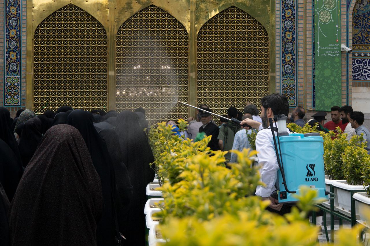 عکس/ گلاب افشانی در حرم مطهر رضوی