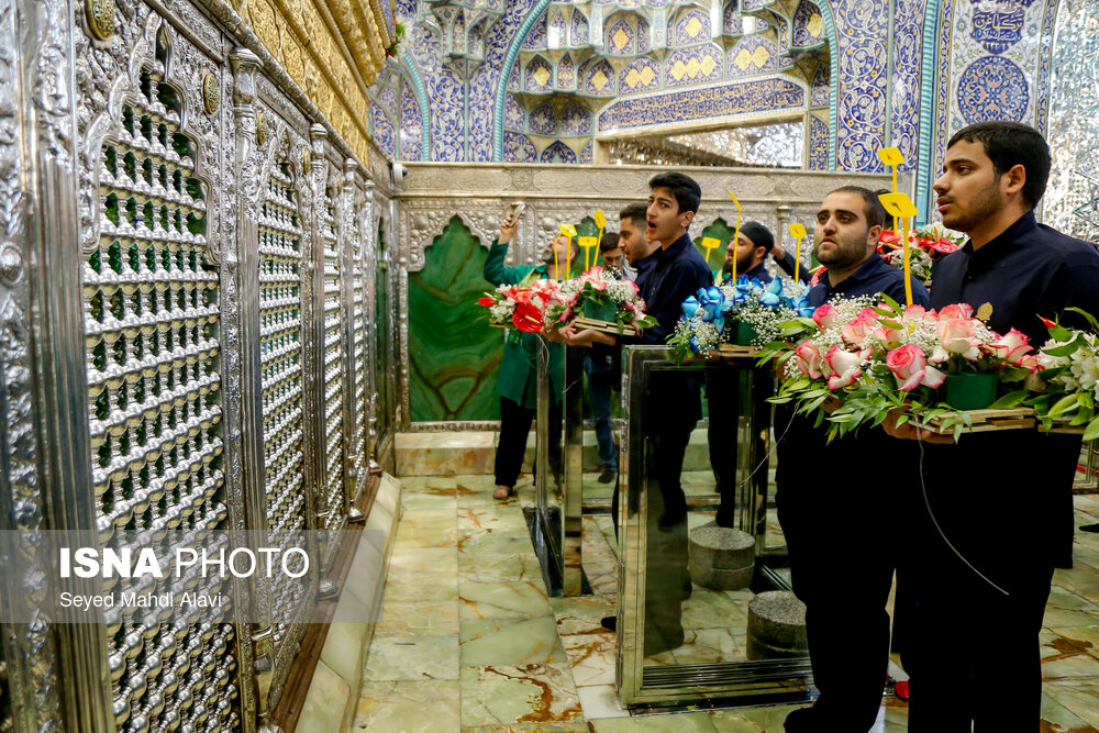 عکس/ گل آرایی ضریح حضرت معصومه (س) به مناسبت ولادت امام رضا(ع)