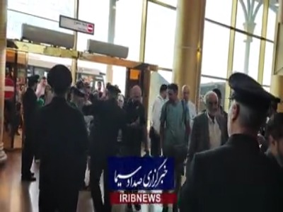 استقبال خادمان رضوی در فرودگاه مشهد از زائران
