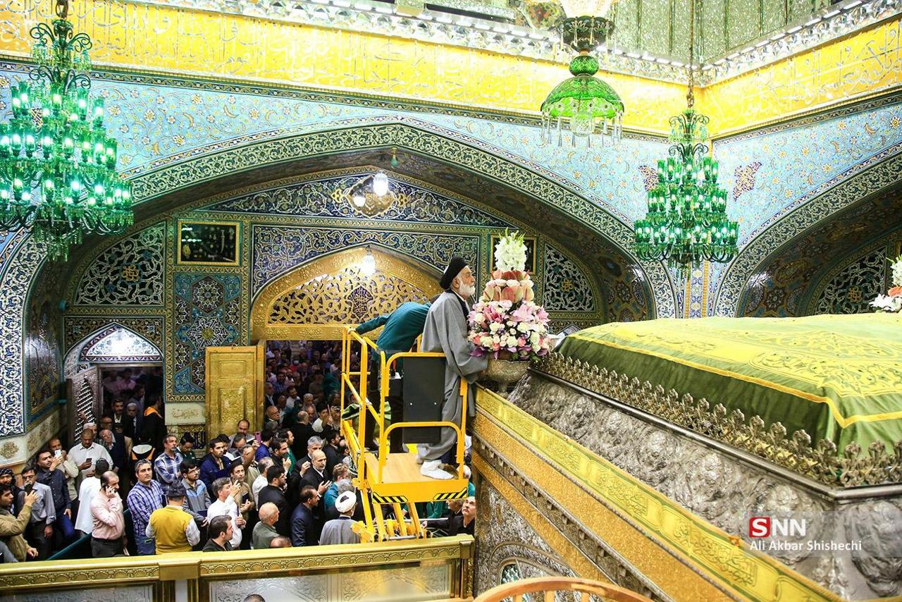 عکس/ گل آرایی ضریح مطهر امام رضا (ع) در آستانه روز ولادت با سعادت ایشان 