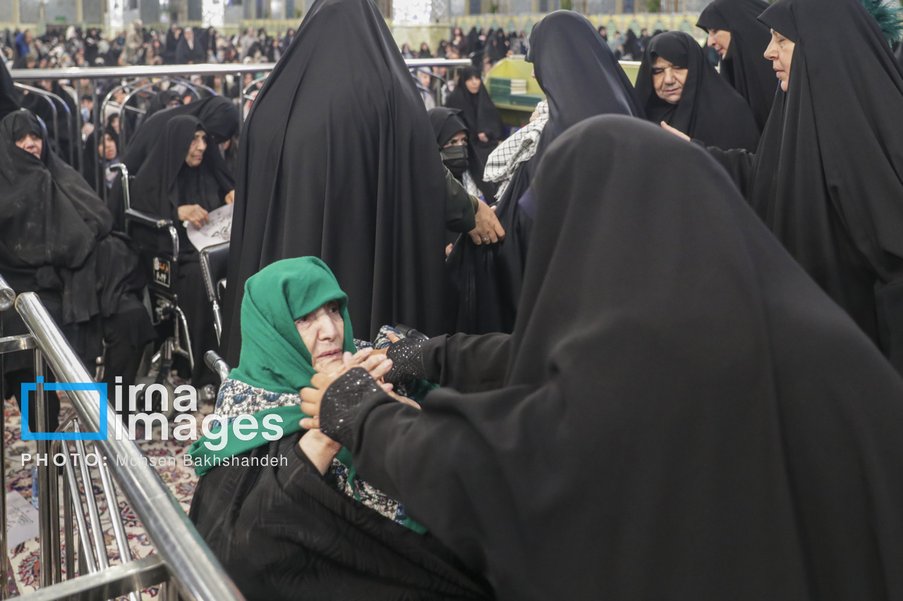 عکس/ حال مادر شهید جمهور در گرامیداشت شهدای خدمت