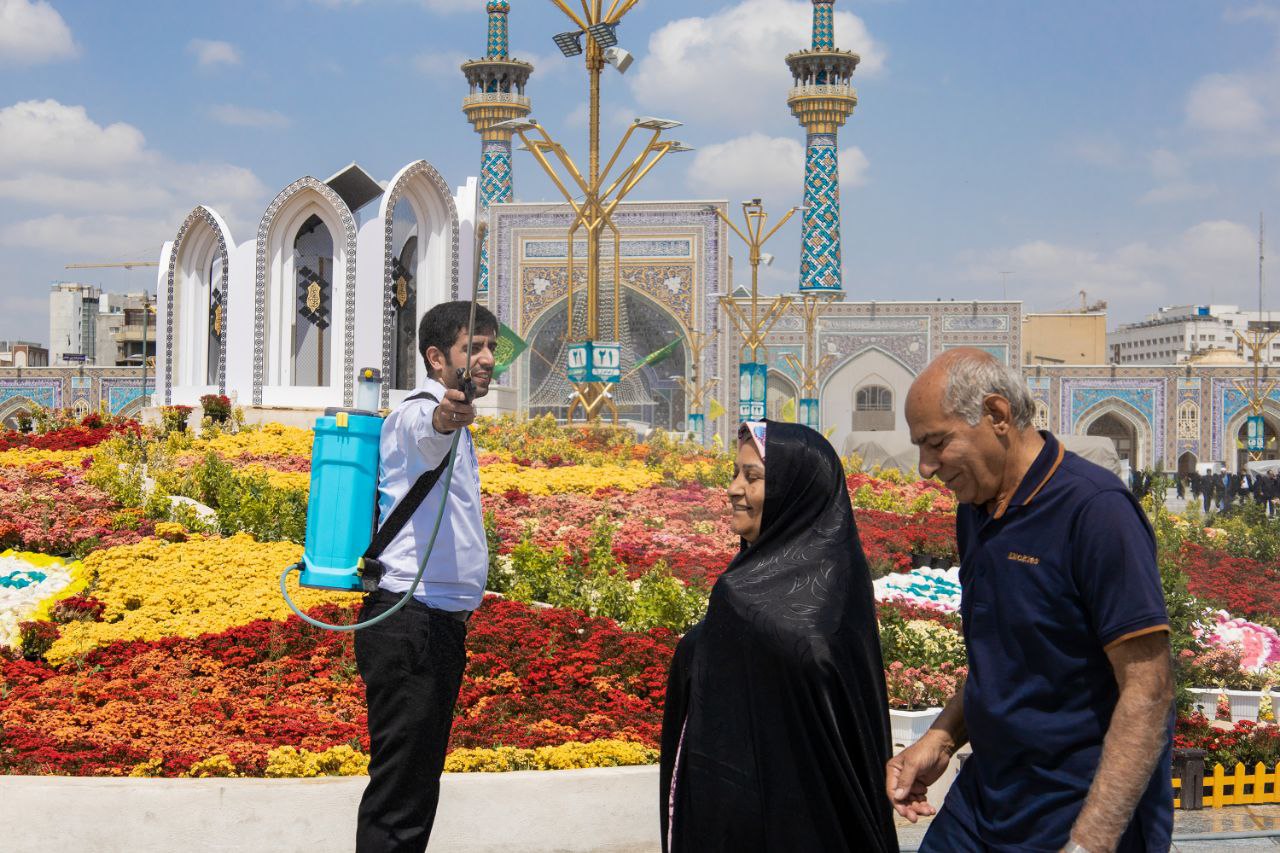 عکس/ گلاب افشانی در حرم مطهر رضوی