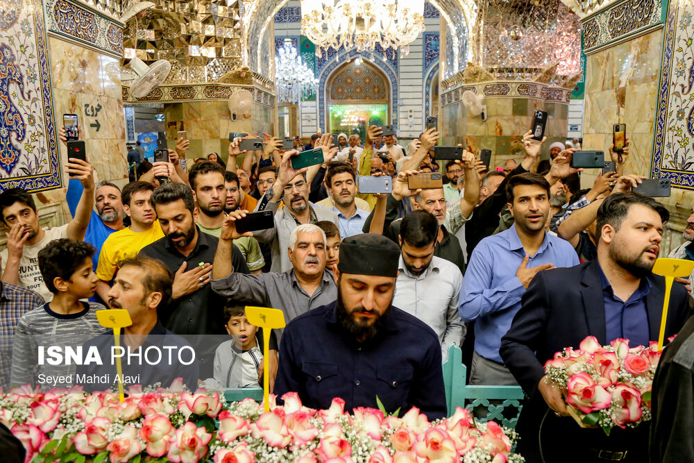 عکس/ گل آرایی ضریح حضرت معصومه (س) به مناسبت ولادت امام رضا(ع)