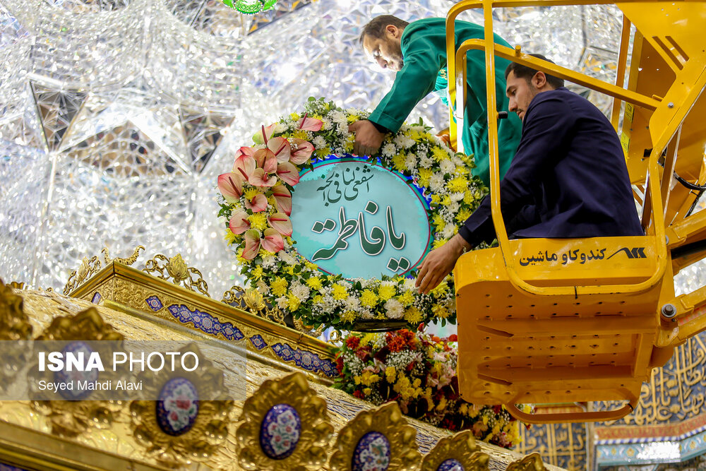 عکس/ گل آرایی ضریح حضرت معصومه (س) به مناسبت ولادت امام رضا(ع)