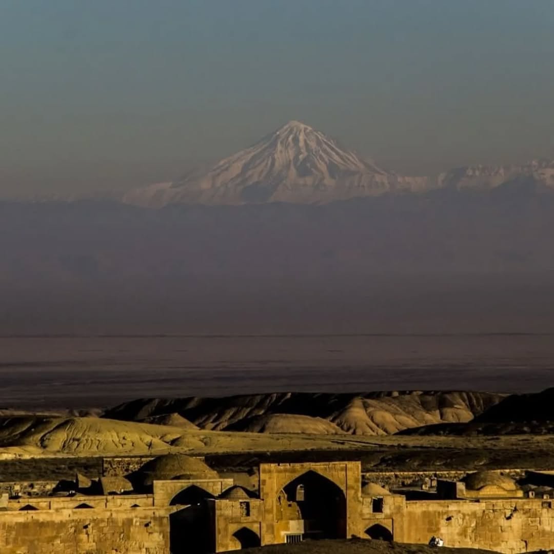قله دماوند و کاروانسرای قصر بهرام در یک قاب از پارک ملی کویر