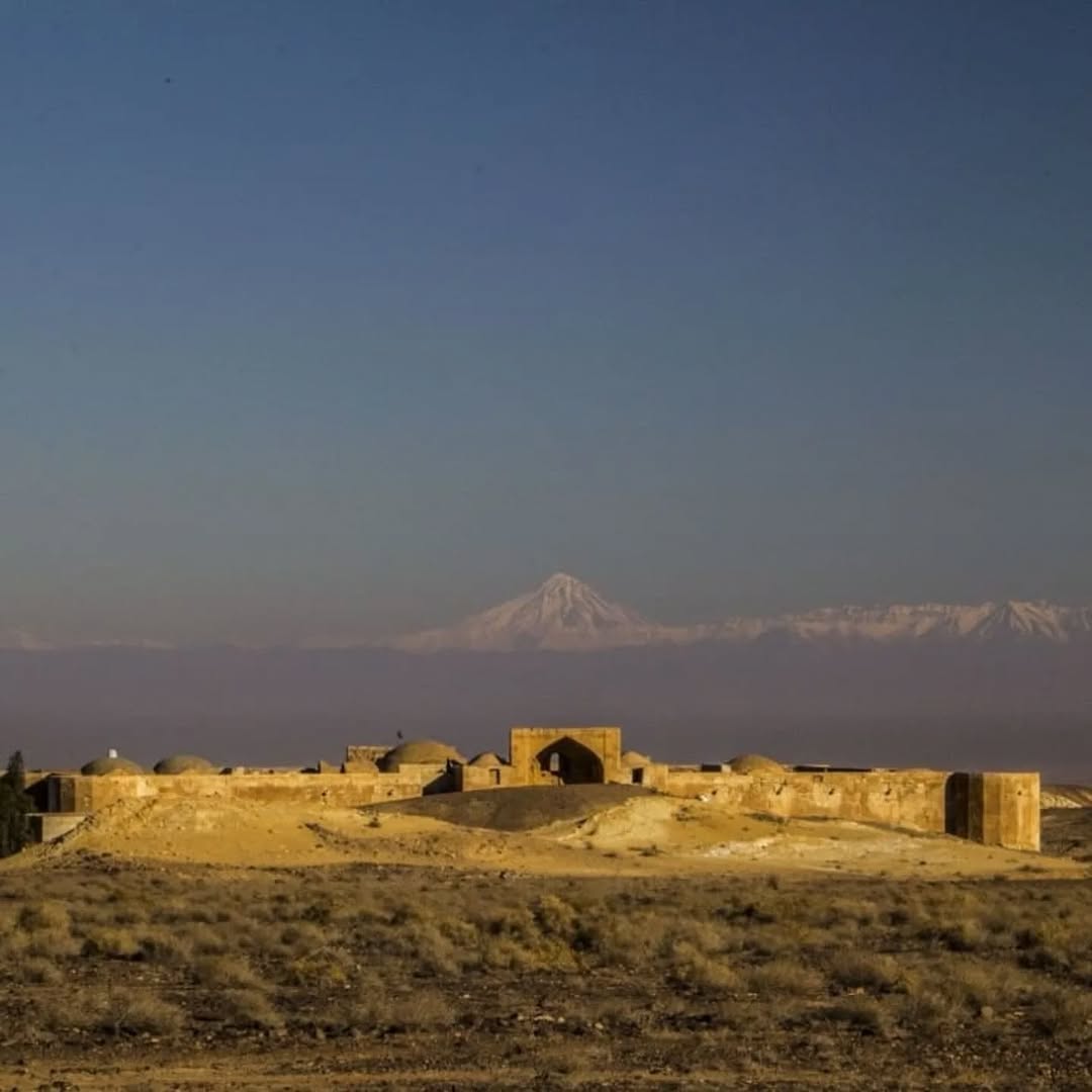 قله دماوند و کاروانسرای قصر بهرام در یک قاب از پارک ملی کویر