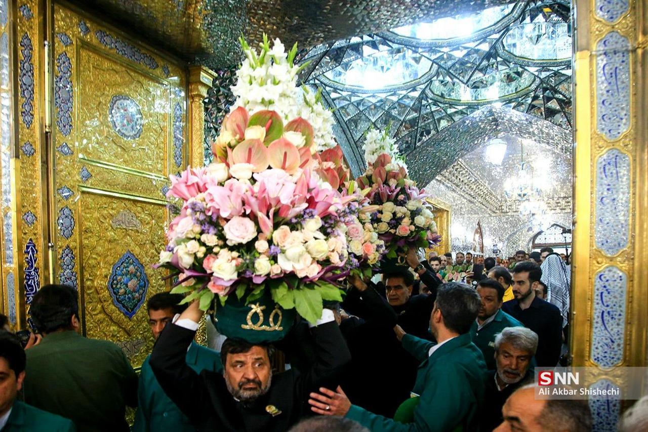 عکس/ گل آرایی ضریح مطهر امام رضا (ع) در آستانه روز ولادت با سعادت ایشان 