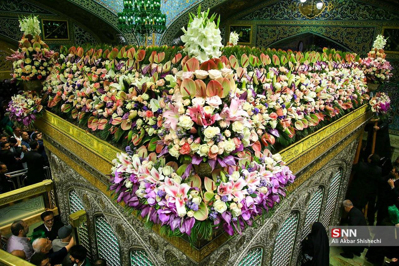 عکس/ گل آرایی ضریح مطهر امام رضا (ع) در آستانه روز ولادت با سعادت ایشان 