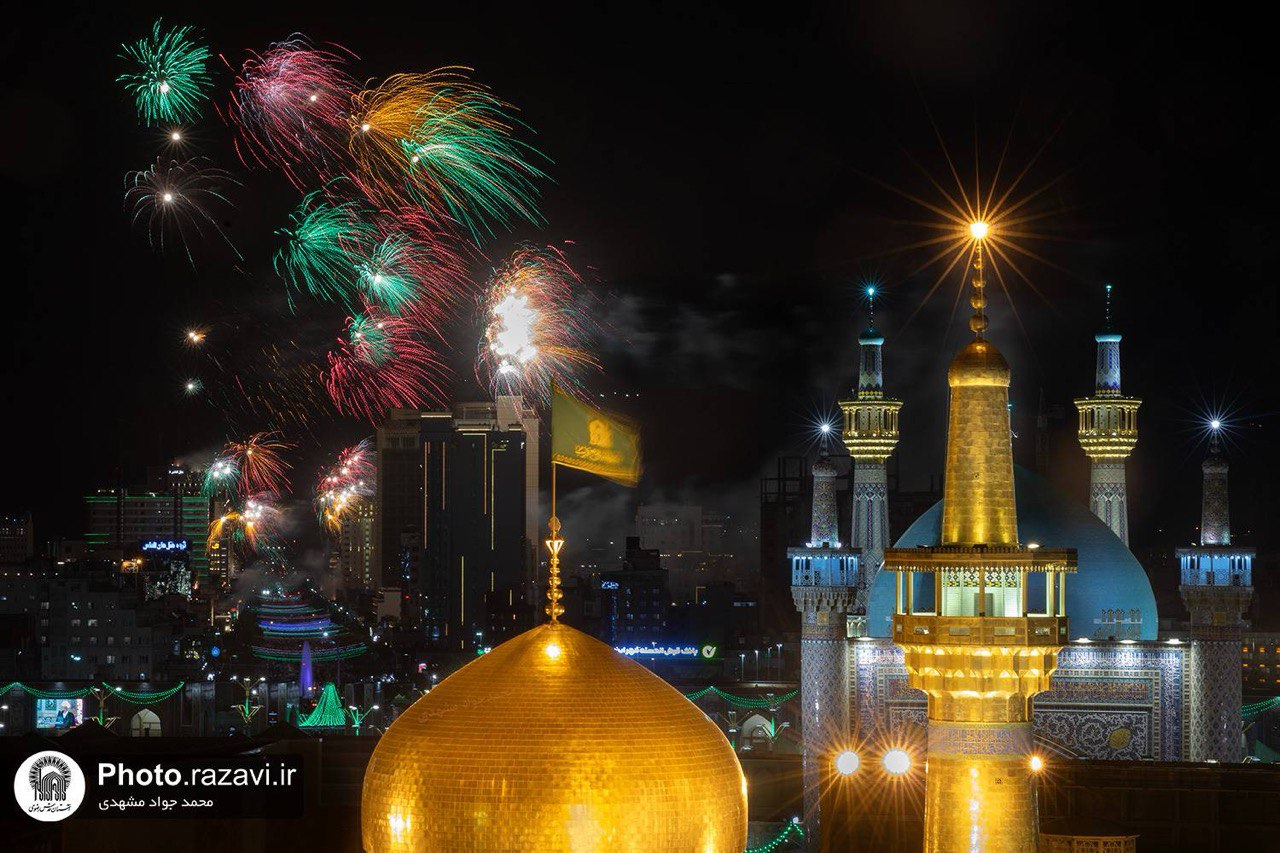 عکس/ تصویری‌ دیدنی از آتش‌بازی در شب میلاد حضرت رضا(ع)