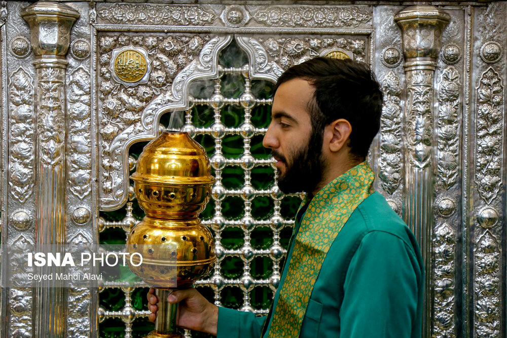 عکس/ گل آرایی ضریح حضرت معصومه (س) به مناسبت ولادت امام رضا(ع)
