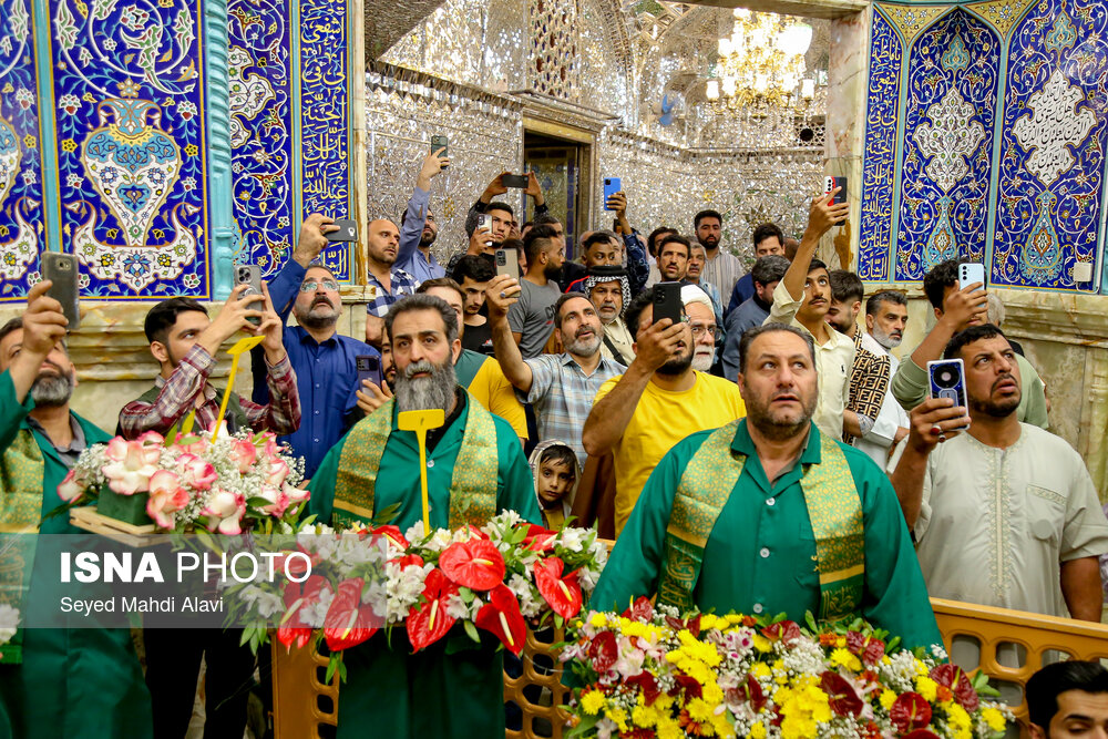 عکس/ گل آرایی ضریح حضرت معصومه (س) به مناسبت ولادت امام رضا(ع)