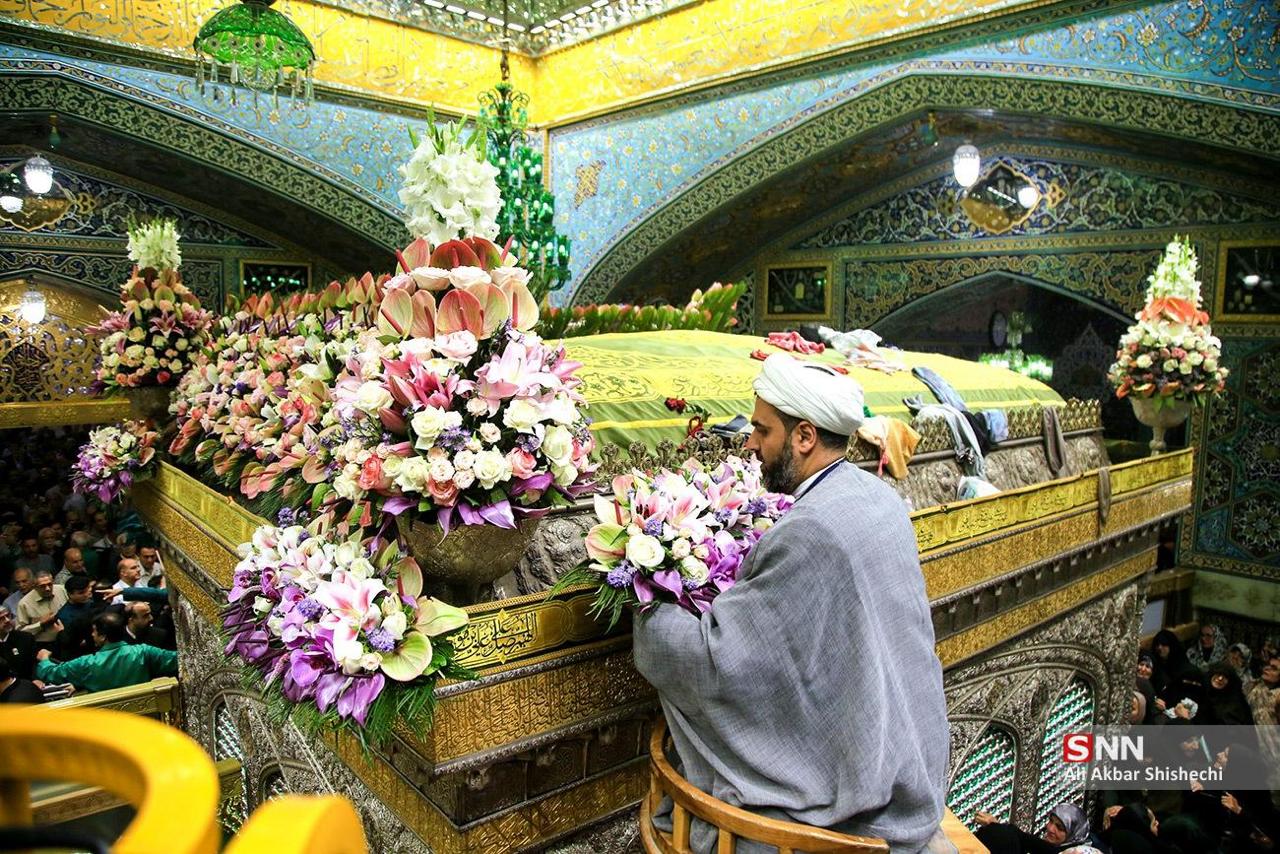 عکس/ گل آرایی ضریح مطهر امام رضا (ع) در آستانه روز ولادت با سعادت ایشان 