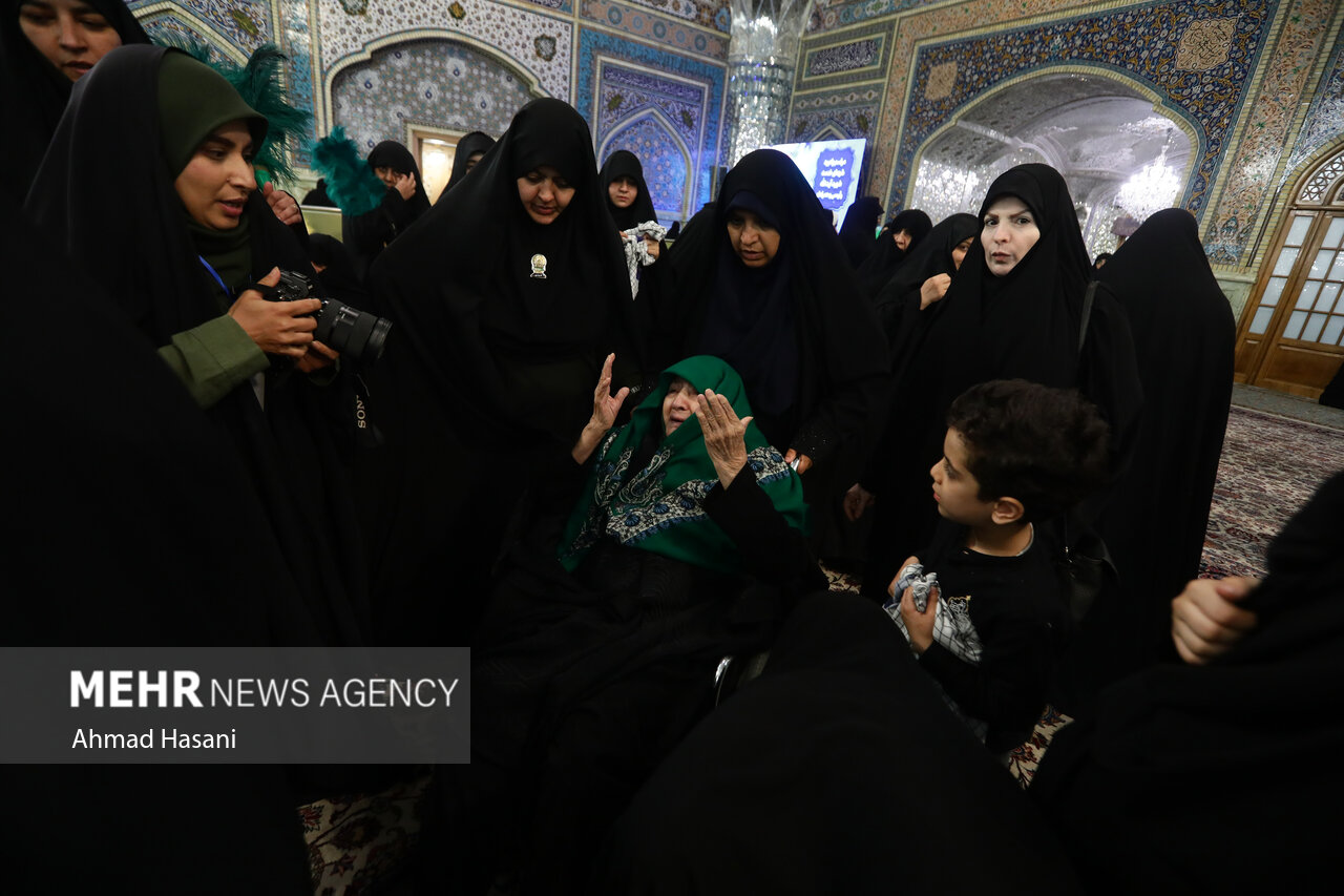 عکس/ حال مادر شهید جمهور در گرامیداشت شهدای خدمت