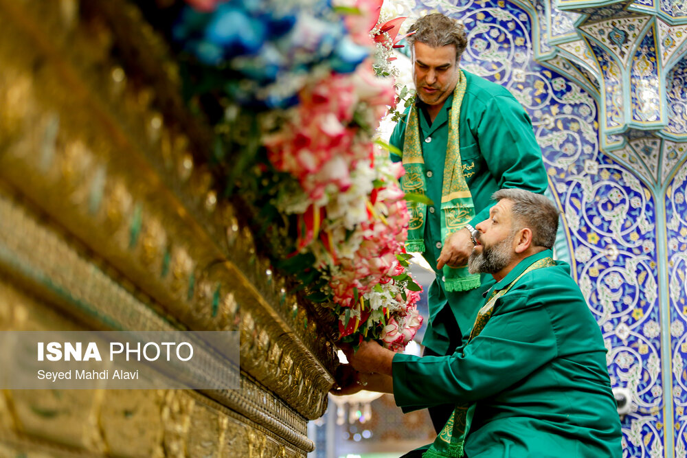عکس/ گل آرایی ضریح حضرت معصومه (س) به مناسبت ولادت امام رضا(ع)