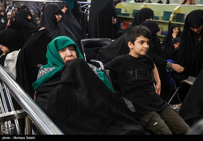 عکس/ حال مادر شهید جمهور در گرامیداشت شهدای خدمت