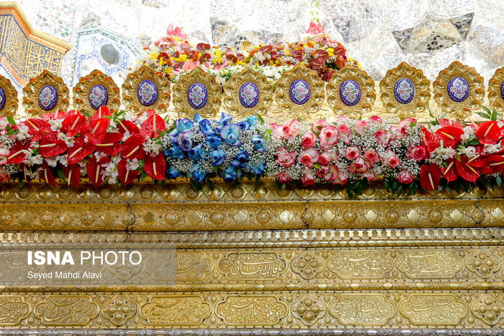 عکس/ گل آرایی ضریح حضرت معصومه (س) به مناسبت ولادت امام رضا(ع)