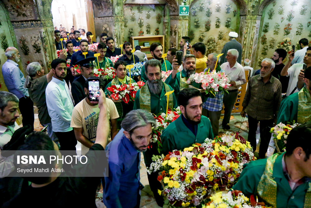 عکس/ گل آرایی ضریح حضرت معصومه (س) به مناسبت ولادت امام رضا(ع)