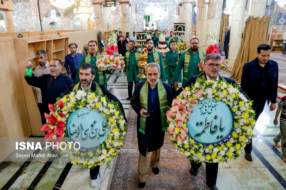 عکس/ گل آرایی ضریح حضرت معصومه (س) به مناسبت ولادت امام رضا(ع)
