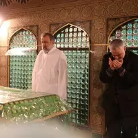 عکس/ حضور شهید رئیسی و حاج قاسم در غبارروبی روضه منوره رضوی
