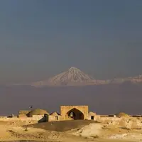 قله دماوند و کاروانسرای قصر بهرام در یک قاب از پارک ملی کویر