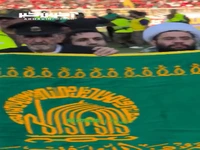 پرچم متبرک حرم مطهر امام رضا (ع) در ورزشگاه تبریز