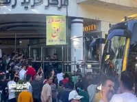 نمایی از حضور مردم مقابل هتل محل اقامت پرسپولیس قبل از  حرکت به سمت ورزشگاه