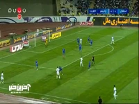 شوت بازیکن چادرملو از کنار دروازه استقلال به بیرون رفت