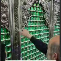  لحظه جالب باز شدن قفل ضریح آقا امام رضا علیه السلام 