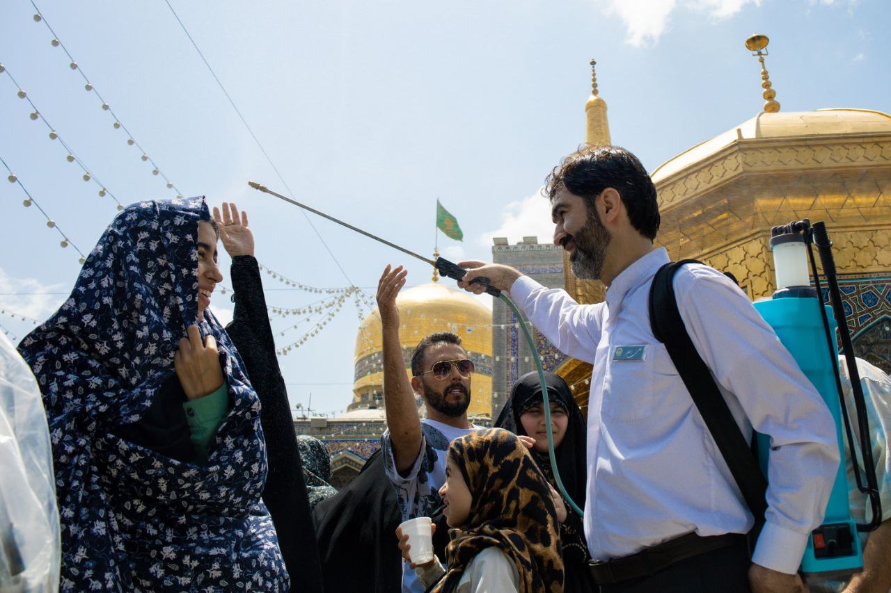 عکس/ گلاب افشانی در حرم مطهر رضوی