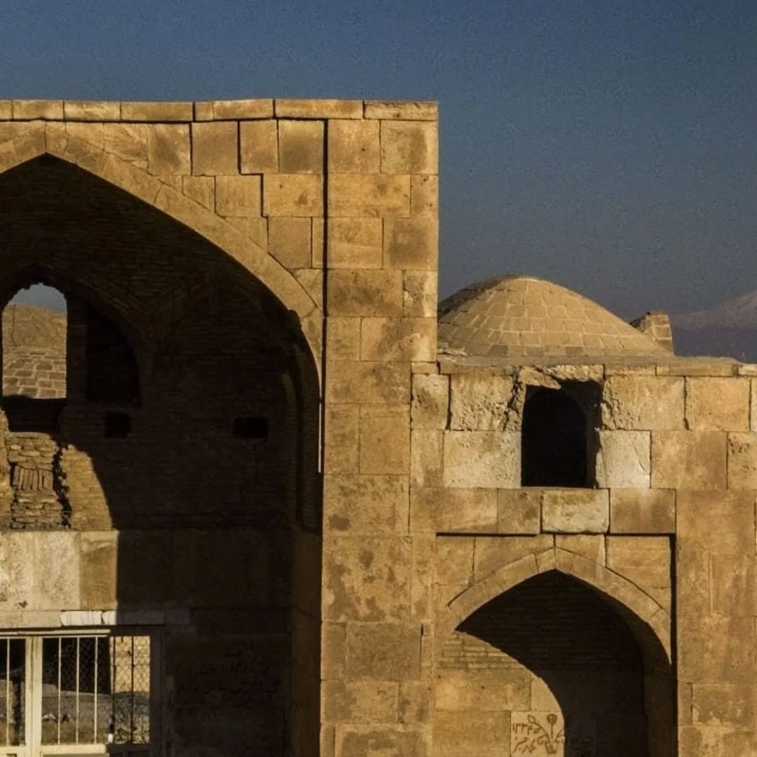 قله دماوند و کاروانسرای قصر بهرام در یک قاب از پارک ملی کویر