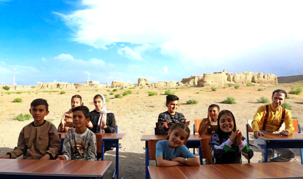 جشن تولد خواهر و برادری در دورافتادهترین مدرسه همدان