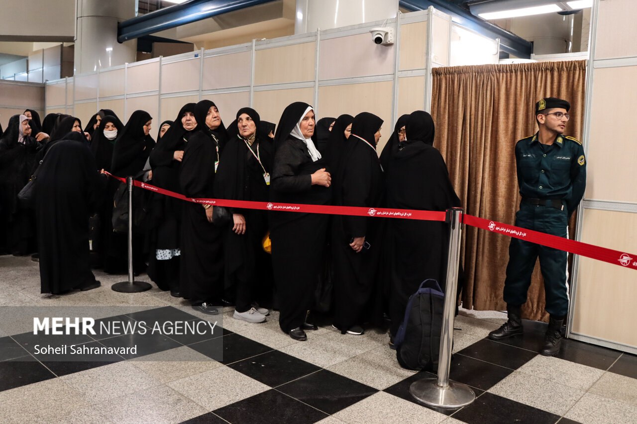 بدرقه زائران حج تمتع از فرودگاه بین‌المللی مشهد