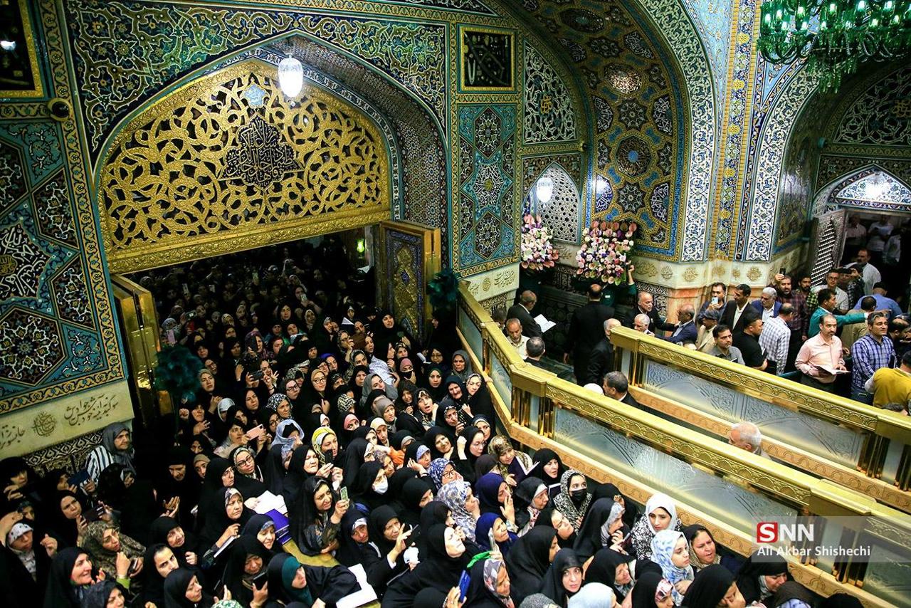 عکس/ گل آرایی ضریح مطهر امام رضا (ع) در آستانه روز ولادت با سعادت ایشان 