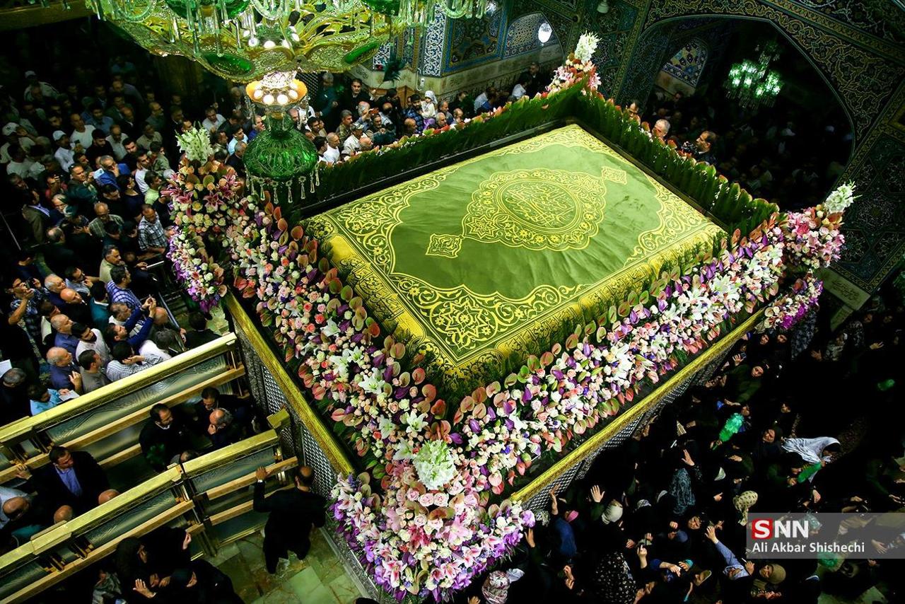 عکس/ گل آرایی ضریح مطهر امام رضا (ع) در آستانه روز ولادت با سعادت ایشان 