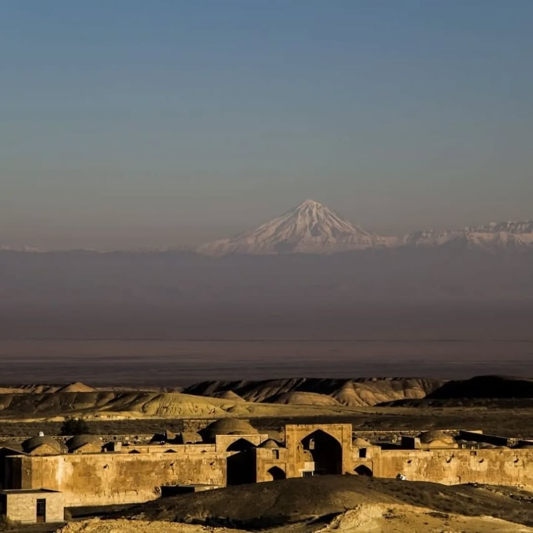 قله دماوند و کاروانسرای قصر بهرام در یک قاب از پارک ملی کویر