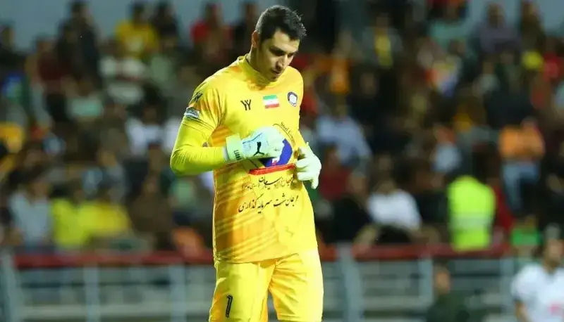 استراحت مطلق به گلر مدعی دستکش طلا